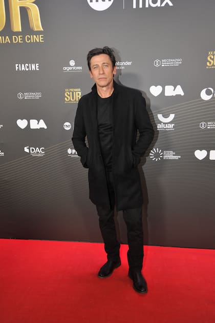 Diego Cremonesi posó con un look monocromático