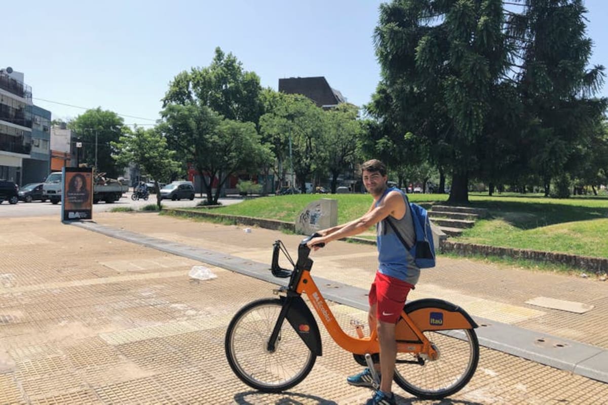 Diego Crespo usa el sistema gratuito de Ecobici porque se encuentra desempleado, pero ha tenido problemas con las estaciones de Parque Avellaneda; una de ellas (ubicada en Avenida Directorio y Olivera), fue retirada esta semana por el gobierno de la Ciudad