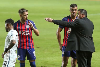 Diego Dabove da indicaciones a sus dirigidos durante el partido que disputan San Lorenzo de Almagro y Santos por la Copa Libertadores; el DT se quedó afuera del torneo continental, está complicado en la Sudamericana y ya fue eliminado también de la Copa Argentina; sólo le queda luchar por el título en la Copa de la Liga