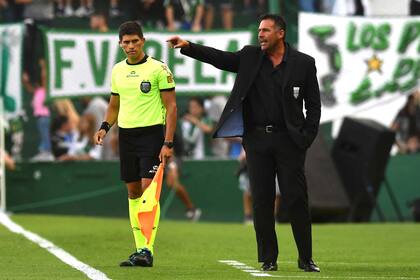 Diego Dabove, DT de Banfield, festejó la goleada ante Gimnasia y Esgrima La Plata, en el estadio Florencio Sola.