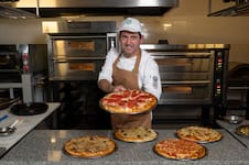El maestro pizzero Diego Dávila enseña cómo hacer auténtica masa de molde