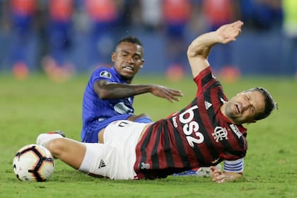 Diego del Flamengo golpeado por Dixon Arroyo de Emelec que lr provocó una fractura del tobillo izquierdo