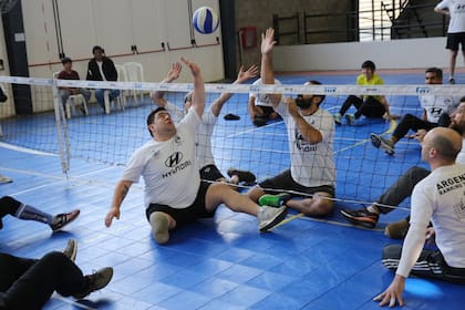 Diego Delgado (izq.) con sus compañeros de equipo, durante un entrenamiento