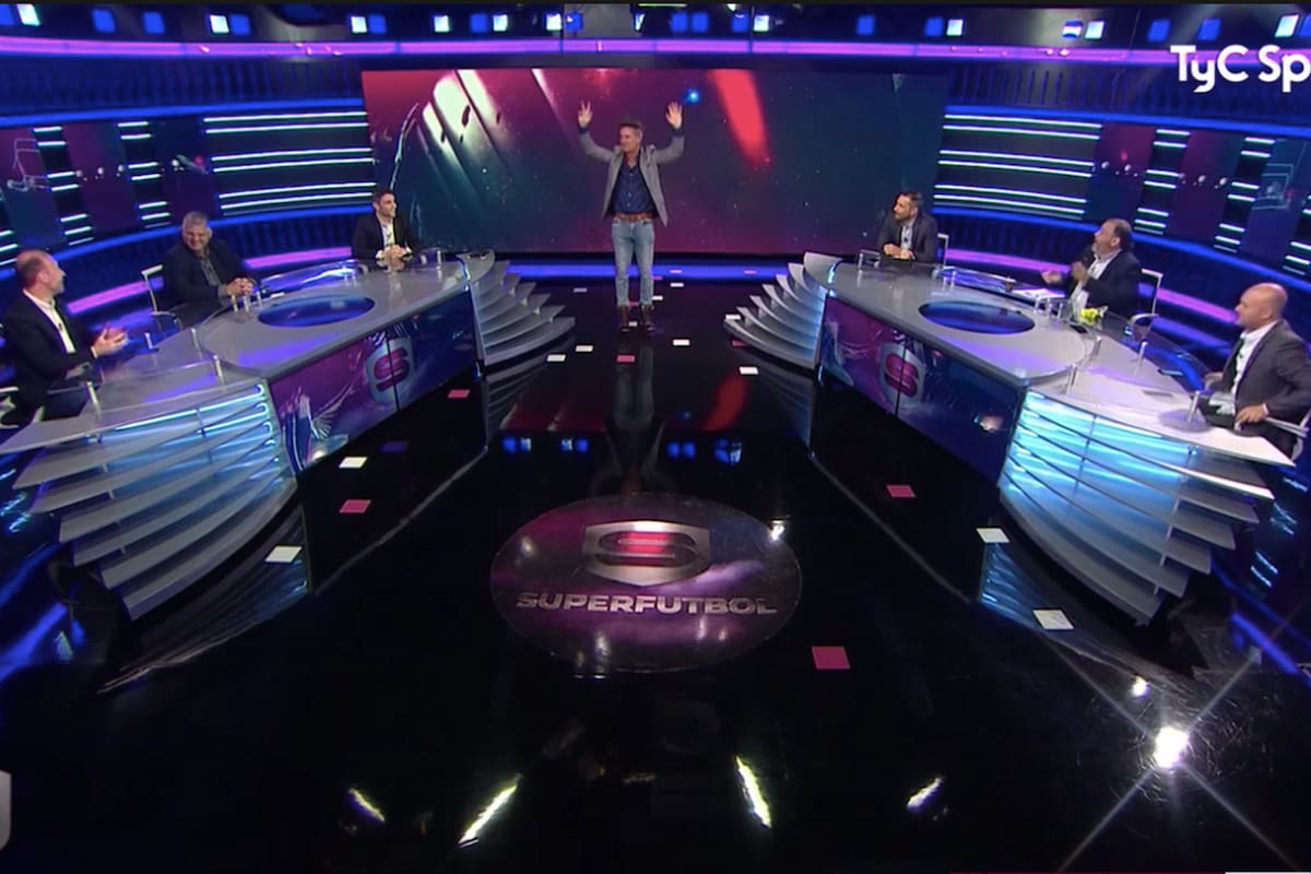 Diego Díaz bailó al ritmo de "Cómo te voy a olvidar", en la apertura de Superfútbol