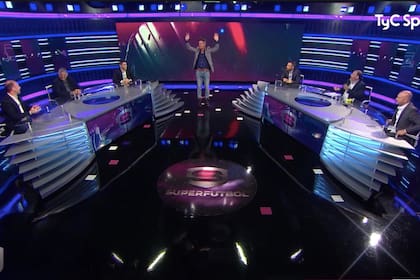 Diego Díaz bailó al ritmo de "Cómo te voy a olvidar", en la apertura de Superfútbol