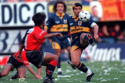 Diego domina la pelota ante la marca de alguien que más adelante hará historia en Boca: Hugo Ibarra; en el fondo, Julio Saldaña