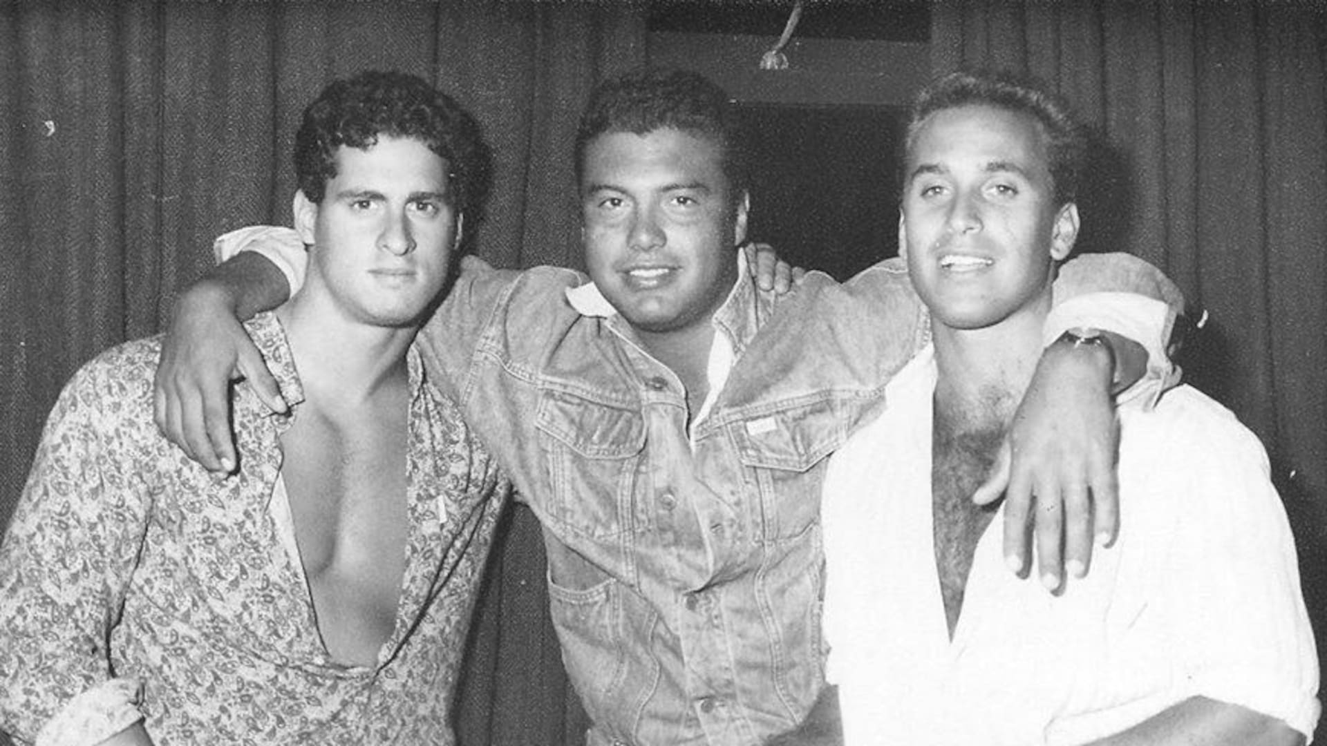 Diego “El Mono” D’Alvia en Bulldog, el boliche con el que hizo su primera experiencia porteña, junto a Sergio, el portero del local y Fernando Bigliani, un amigo de Highland
