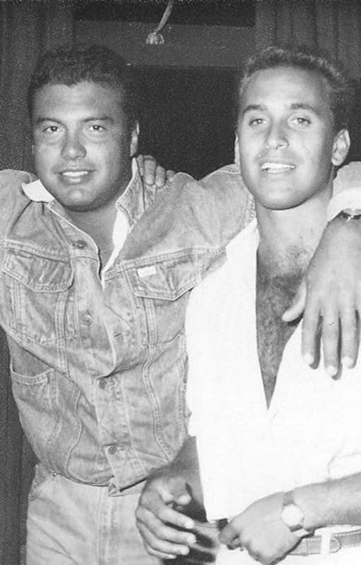 Diego “El Mono” D’Alvia en Bulldog, el boliche con el que hizo su primera experiencia porteña, junto a Sergio, el portero del local y Fernando Bigliani, un amigo de Highland