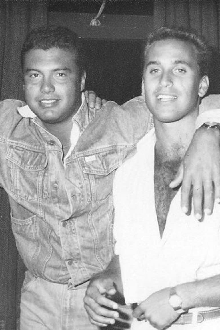 Diego “El Mono” D’Alvia en Bulldog, el boliche con el que hizo su primera experiencia porteña, junto a Sergio, el portero del local y Fernando Bigliani, un amigo de Highland