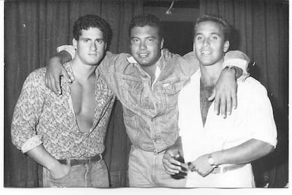 Diego “El Mono” D’Alvia en Bulldog junto a Sergio, el portero del local y Fernando Bigliani, un amigo de Highland