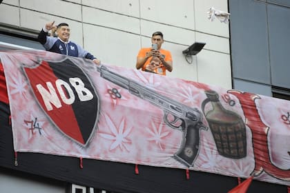 Diego en el balcón, aclamado por los hinchas de Newells