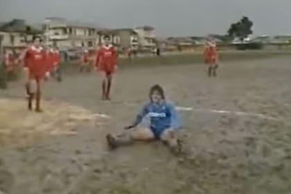Diego en un amistoso con el Napoli en 1984