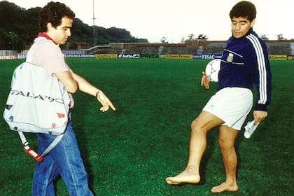Diego expuso al mundo el tobillo que, vaya paradoja, se había convertido en una pelota de fútbol.