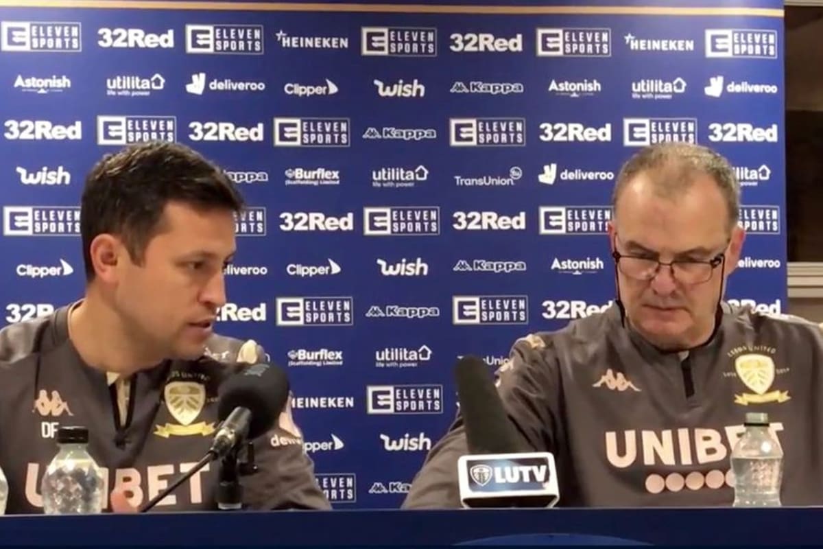 Diego Flores junto a Marcelo Bielsa, en Leeds. El entrenador rosarino elogió al actual técnico de Godoy Cruz
