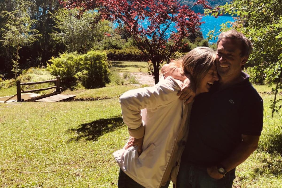 Diego Flores tiene una cabaña pequeña en Villa Mascardi, Río Negro. A raíz de las tomas de terrenos, sufrió varios hecho de inseguridd y hasta le quemaron la casa