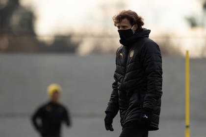 Diego Forlán, ex delantero de Independiente y actual DT de Peñarol, dirige una práctica con barbijo, tal como marcan los protocolos de Uruguay y de Conmebol.