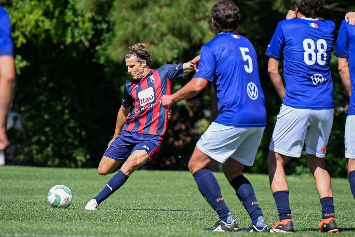 Diego Forlán: tres costillas rotas en la Liga Universitaria e internación hasta el martes