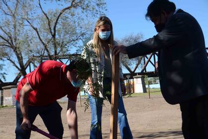 Diego Formía, Samantha David y Antonio Tello en el "acto de plantación" de un aguaribay a la orilla del río Chocancharava