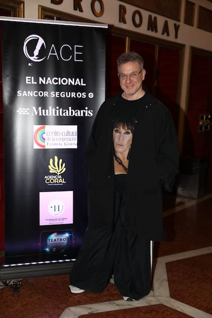 Diego Gentile, candidato por su rol cómico en Casual, llevó un outfit acorde a su nominación: el actor sumó a sus pantalones y camperón oversize una remera con la imagen de Moria Casán; quién esta noche recibió un reconocimiento por su trayectoria