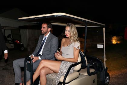 Diego Godín, jugador de Inter, de Milán, junto a su esposa Sofía Herrera