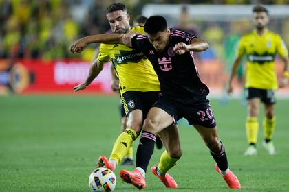 Diego Gómez, de Inter Miami, a la derecha, y Rudy Camacho, del Columbus Crew, persiguen el balón durante la primera mitad de un partido de fútbol de la MLS, el miércoles 2 de octubre de 2024, en Columbus, Ohio. (AP Foto/Jay LaPrete)