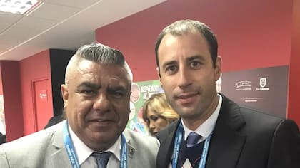 Diego Guacci posa junto a Claudio Chiqui Tapia, titular de la AFA
