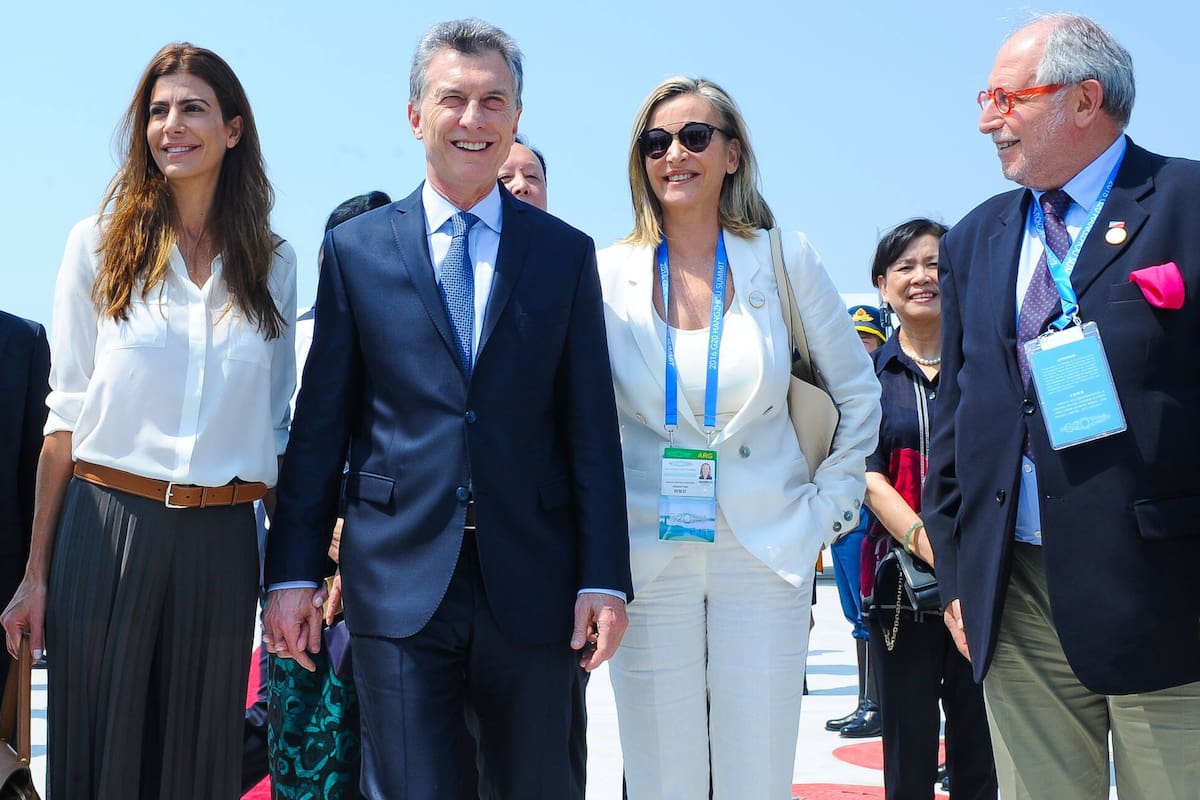 Diego Guelar, cuando recibió en China al entonces presidente Mauricio Macri junto a su pareja, Juliana Awada (Archivo)