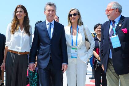 Diego Guelar, cuando recibió en China al entonces presidente Mauricio Macri junto a su pareja, Juliana Awada