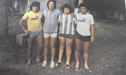 Diego, Guillermo Blanco, Jorge Cyterspiller y el tucumano Juan José Meza en las playas de Atlántida, Uruguay, durante el Sudamericano Juvenil clasificatorio para el Mundial que ganarían en Japón; allí, Maradona le confesó a Blanco que su sueño era conocer a Pelé