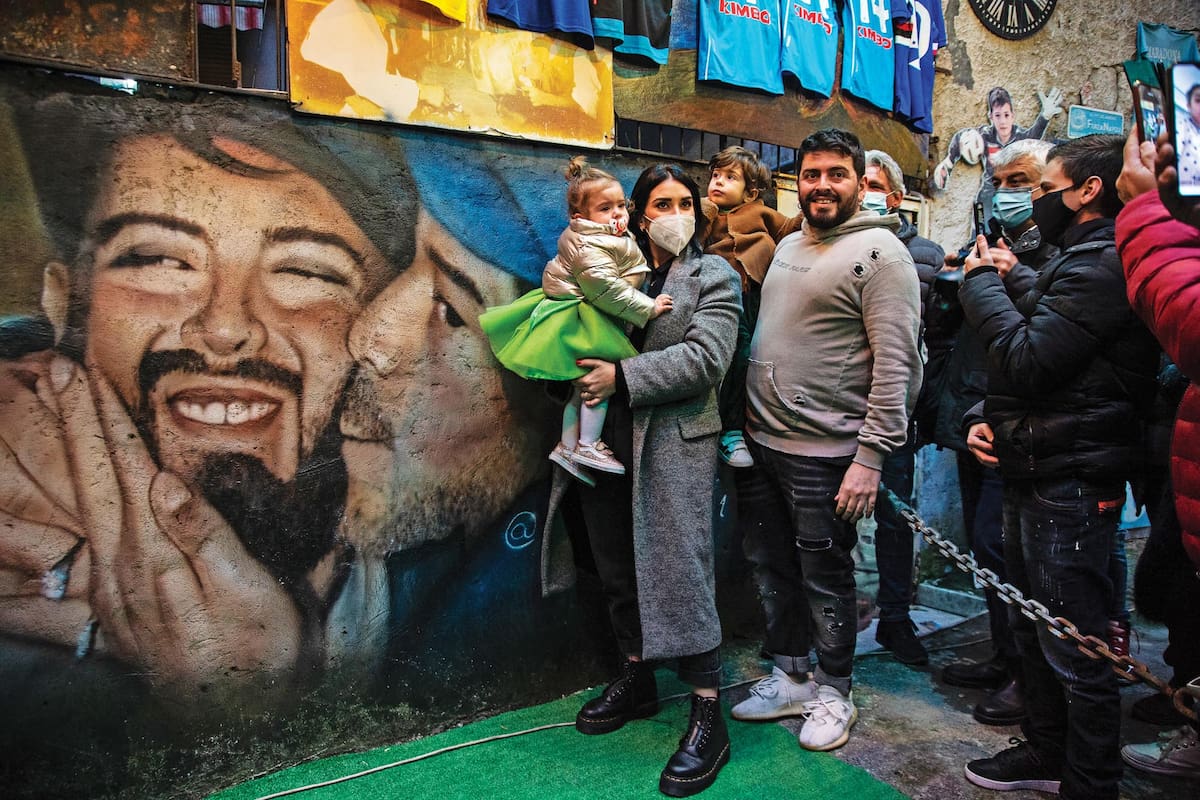 Diego Jr. sigue atentamente todo lo referente a la muerte de su padre desde Italia. El sábado 6, acompañado por su mujer, Nunzia, y sus hijos, Diego Matías e India Nicole, posó junto al mural que lo retrata con su papá.