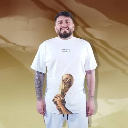 Diego Junior ofrece su colección en Italia y el costo de cada prenda es de 40 euros