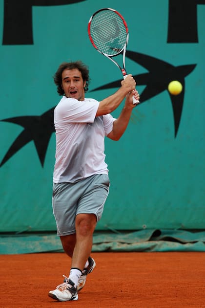 Diego Junqueira jugando Roland Garros 2009, en la segunda ronda, frente a Nikolay Davydenko: el ruso, por entonces 11° cabeza de serie, triunfó en cuatro sets