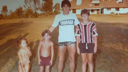 Diego junto a los Röhner en el jardín de la casa de original de la familia.