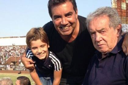 Diego junto a su papá Héctor, ambos hinchas de Platense (Foto: Instagram/@diegopcalmar)