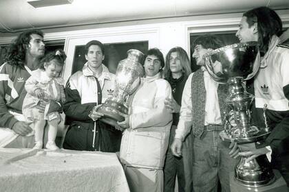 Diego Latorre con Simeone, Caniggia, el Turco García, Antonio Mohamed y... Leo Rodríguez (izquierda), el compañero de habitación contra el que perdió el puesto en el seleccionado de Basile que fue campeón de la Copa América en Chile.