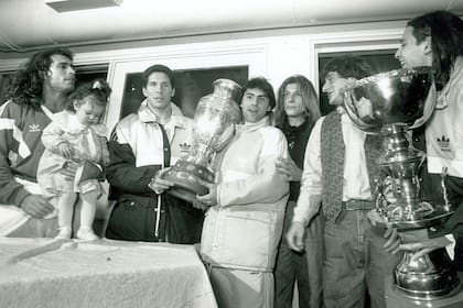 Diego Latorre con Simeone, Caniggia, el Turco García, Antonio Mohamed y... Leo Rodríguez (izquierda), el compañero de habitación contra el que perdió el puesto en el seleccionado de Basile que fue campeón de la Copa América en Chile.