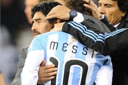 Diego Maradona abraza a Lionel Messi después de que la Argentina fuera eliminada en el Mundial 2010