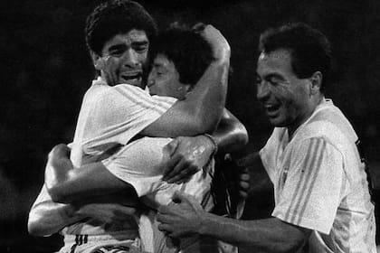 Diego Maradona abraza a Pedro Monzón tras el gol del ex Independiente a Rumania en Italia 90