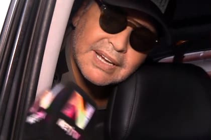 Diego Maradona al salir de la clínica