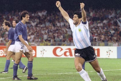 Diego Maradona celebra un gol en el Mundial de Italia; su música es un sinónimo del '10'
