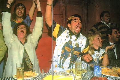 Diego Maradona y Claudia Villafañe con la camiseta objeto de esta historia, en la que están el propio Maradona y Claudio Caniggia. Es la celebración la noche después del regreso a Boca del Diez, junto a Charly García y Fabián "Zorrito" Quintiero, en 1995.