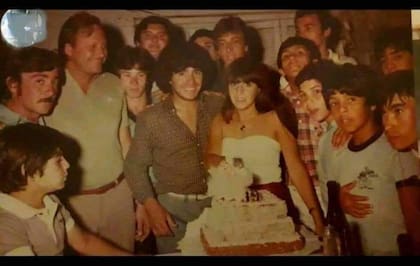 Diego Maradona, con Claudia Villafañe durante un festejo de cumpleaños
