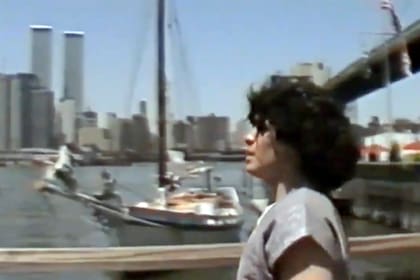 Diego Maradona, con la Torres Gemelas de fondo, en un paseo desprovisto de una muchedumbre en su alrededor