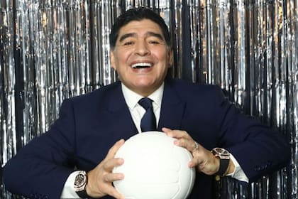 Diego Maradona, controversial, pero objeto continuo de reconocimientos en el ambiente del fútbol.