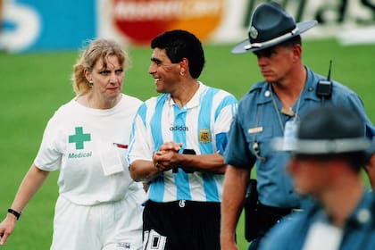 Diego Maradona deja el campo de juego del Foxboro Stadium, de Boston, junto a Sue Ellen Carpenter, la "enfermera" que lo acompañó de la mano hasta el control antidopaje; es su última imagen de futbolista de la selección argentina.