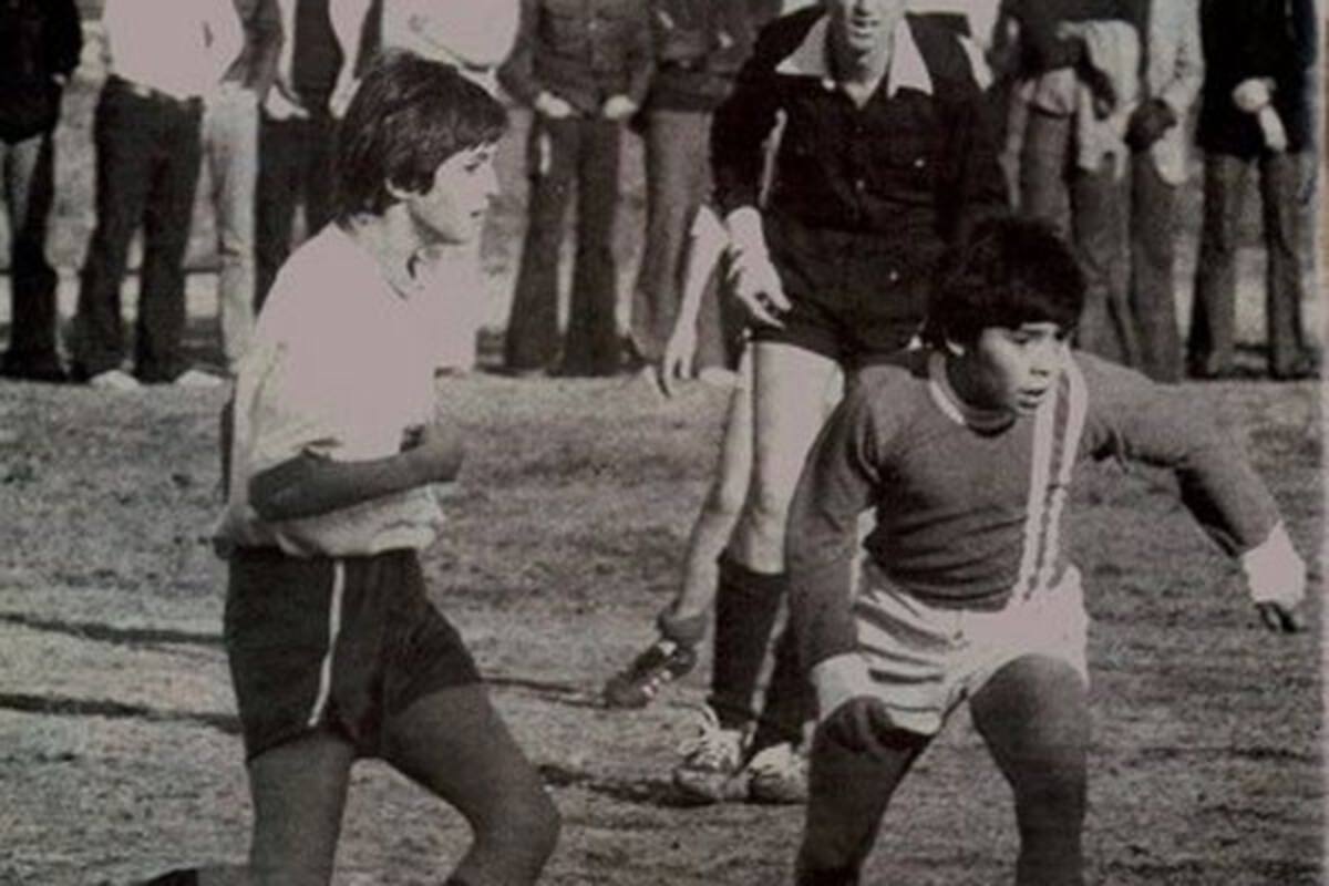 Diego Maradona, en acción con los Cebollitas