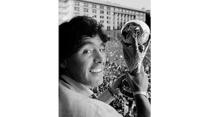 Diego Maradona, en el balcón de la Casa Rosada, con la copa