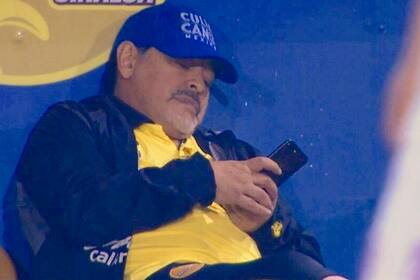 Diego Maradona, con el celular en el banco de Dorados, durante la disputa del partido ante Mineros