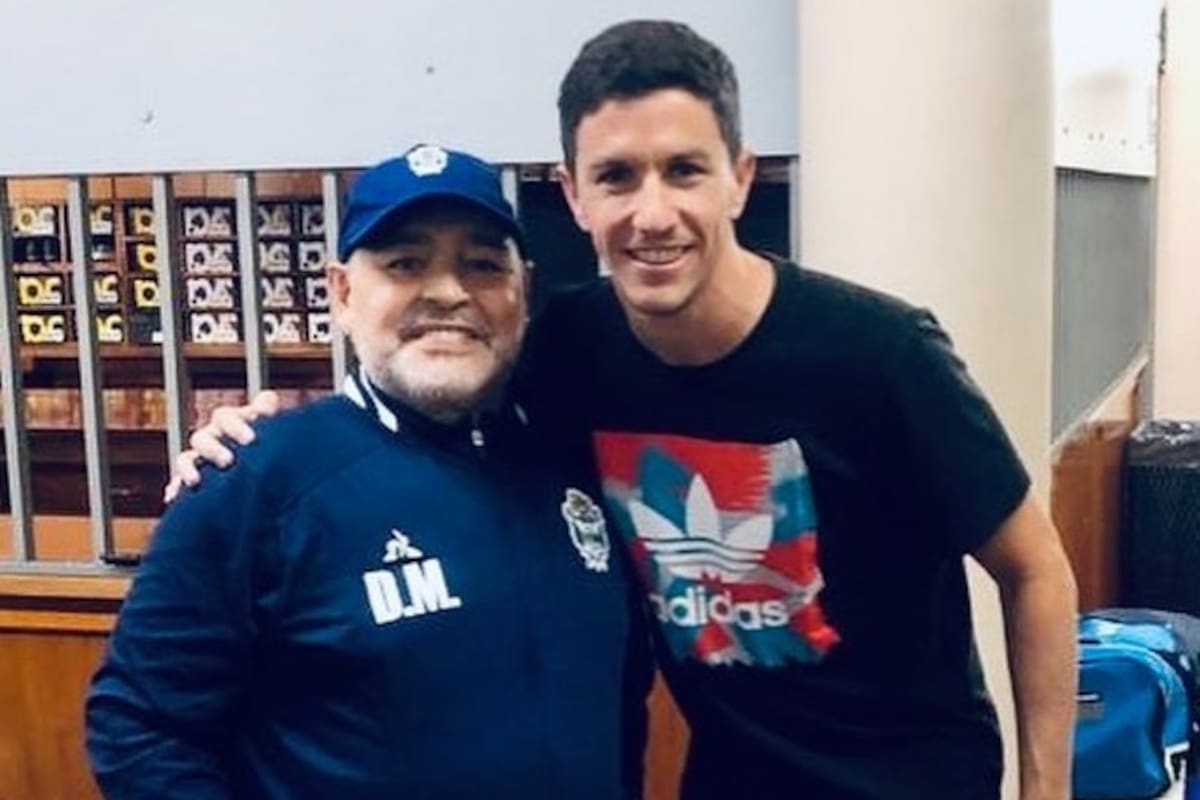 Diego Maradona, en sus tiempos como entrenador de Gimnasia, y Nacho Fernández, en una visita al plantel del Lobo