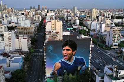 Diego Maradona en un mural gigante realizado en Avenida San Juan y Virrey Cevallos, en Constitución.